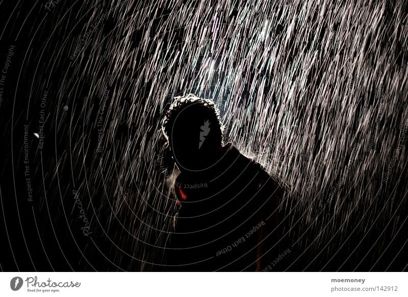 Künstlicher Regen Nachthimmel Einsamkeit dunkel böse schwarz geheimnisvoll spät Tag Mitternacht Gewitter Wetter kalt nass einweichen feucht frieren ruhig Trauer