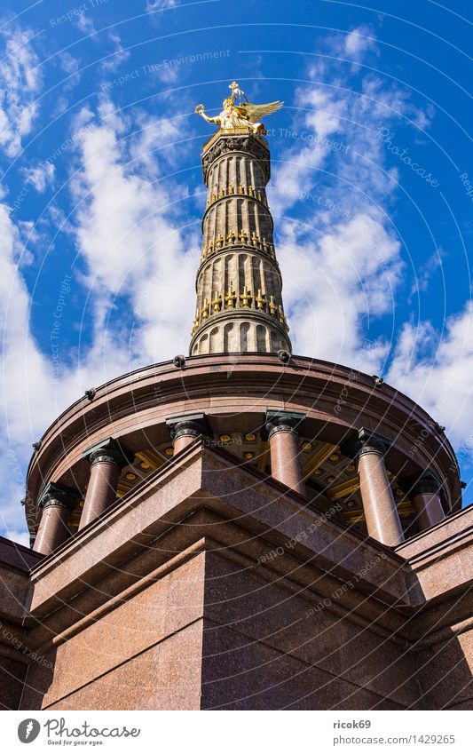 Die Siegessäule in Berlin Ferien & Urlaub & Reisen Tourismus Wolken Hauptstadt Stadtzentrum Bauwerk Architektur Sehenswürdigkeit Wahrzeichen Denkmal blau