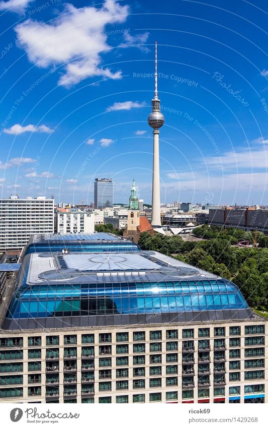 Blick auf Berlin Ferien & Urlaub & Reisen Tourismus Haus Wolken Baum Stadt Hauptstadt Stadtzentrum Bauwerk Gebäude Architektur Sehenswürdigkeit Wahrzeichen blau