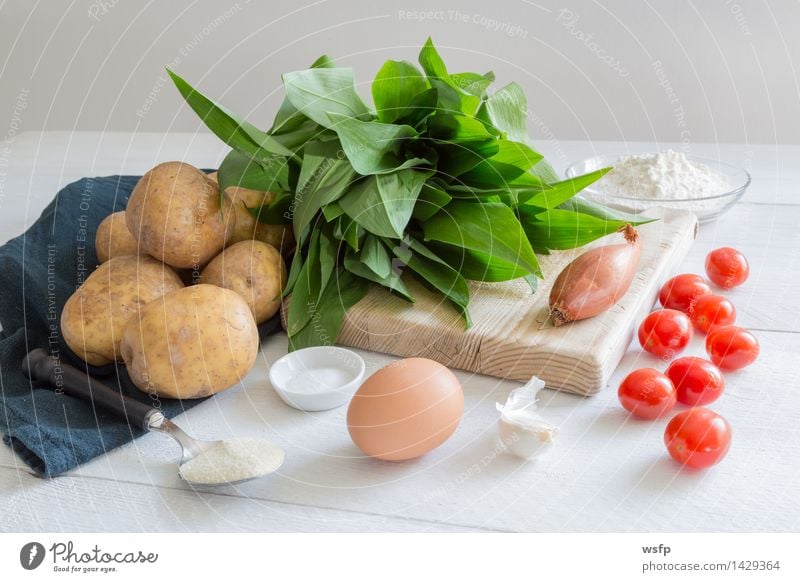 Zutaten für Gnocchi mit Bärlauch. Vegetarische Ernährung grün weiß Nocken Nockerln Schupfnudeln Butternockerln selbstgemacht Gries Kartoffeln Zwiebel Making of