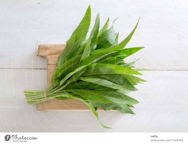 Bärlauch frisch auf einem Holzbrett. Vegetarische Ernährung Blatt grün weiß Vorbereitung Essen Knoblauch wilder Knoblauch Knoblauchspinat Waldknoblauch