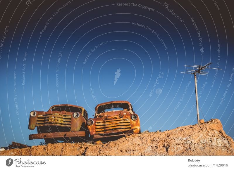 Schrottplatz auf dem Mars PKW schrottreif Antenne alt kaputt retro Senior ästhetisch Bewegung Endzeitstimmung Mobilität nachhaltig Nostalgie stagnierend