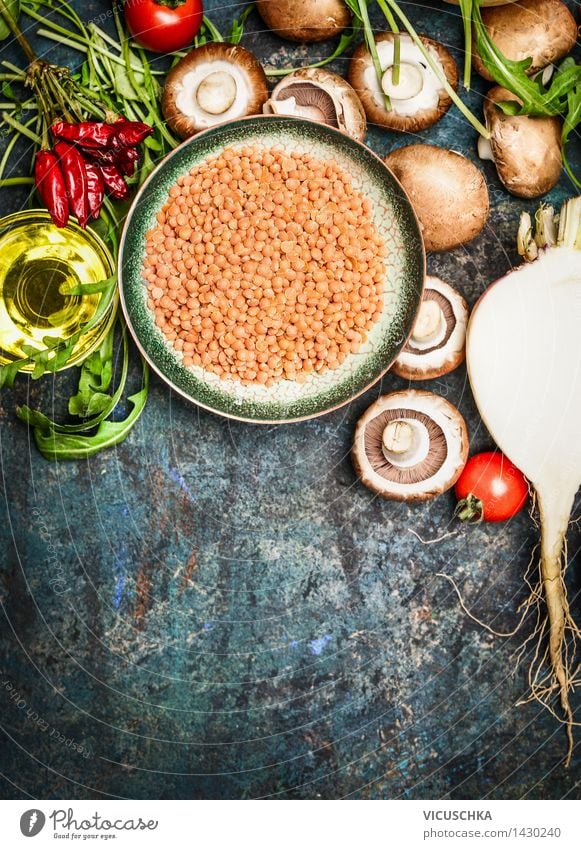 Frisches Gemüse und Zutaten mit roten Linsen für gesundes Kochen Lebensmittel Salat Salatbeilage Getreide Kräuter & Gewürze Öl Ernährung Mittagessen Abendessen