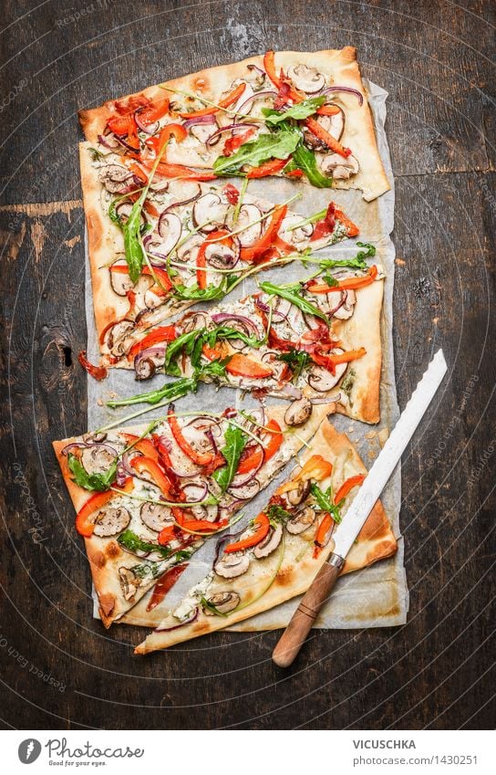 Flammkuchen mit Paparika , Rucola und Creme Fresh Lebensmittel Milcherzeugnisse Gemüse Salat Salatbeilage Ernährung Mittagessen Abendessen Bioprodukte