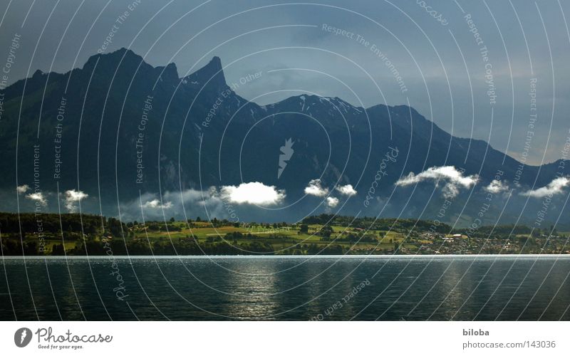 Wetterwendisch unbeständig Berge u. Gebirge schwarz dunkel bedrohlich Hügel Himmel Wolken tief Tiefflieger Regen Stimmung Wolkenbild Wolkenformation Wolkenband