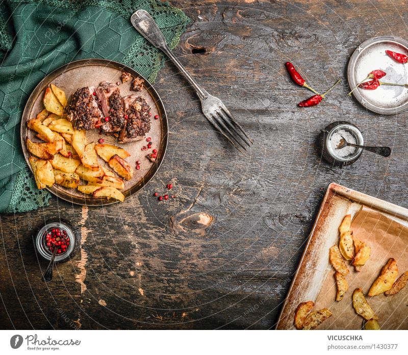 Schweinefilet mit Kruste und Ofenkartoffel Fleisch Gemüse Kräuter & Gewürze Ernährung Mittagessen Abendessen Festessen Bioprodukte Slowfood Geschirr Besteck