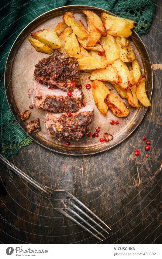 Gebratenes Schweinefilet mit Kruste und gebackenen Kartoffel Lebensmittel Fleisch Gemüse Kräuter & Gewürze Ernährung Mittagessen Abendessen Festessen