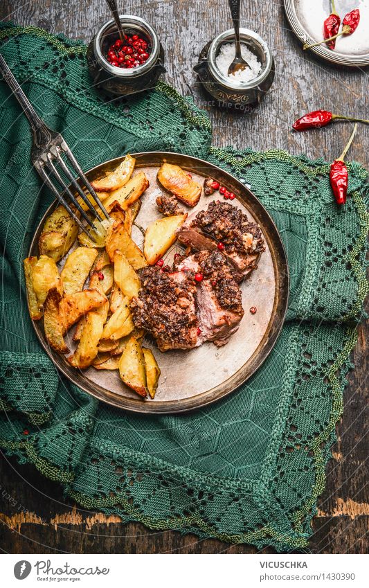 Gebratenes Schweinefilet mit Kruste und Ofenkartoffeln Lebensmittel Fleisch Gemüse Kräuter & Gewürze Ernährung Abendessen Festessen Geschirr Besteck Wohnung