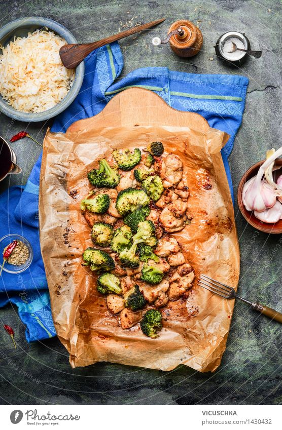 Geröstetes Hühnerfleisch mit Brokkoli, Soja-Sauce und Reis Lebensmittel Fleisch Gemüse Getreide Kräuter & Gewürze Ernährung Mittagessen Abendessen Festessen