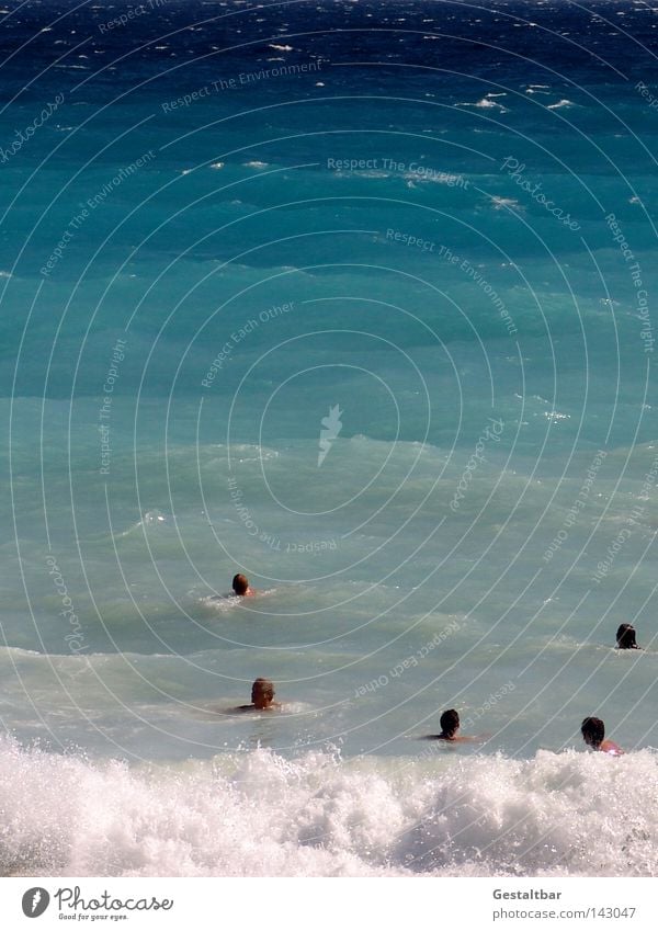 Azurblaue Belohnung! Wasser Meer Cote d'Azur Mittelmeer Frankreich Nizza Schwimmen & Baden Wellen Wellengang Tourist Tourismus Mensch Erholung genießen Schaum