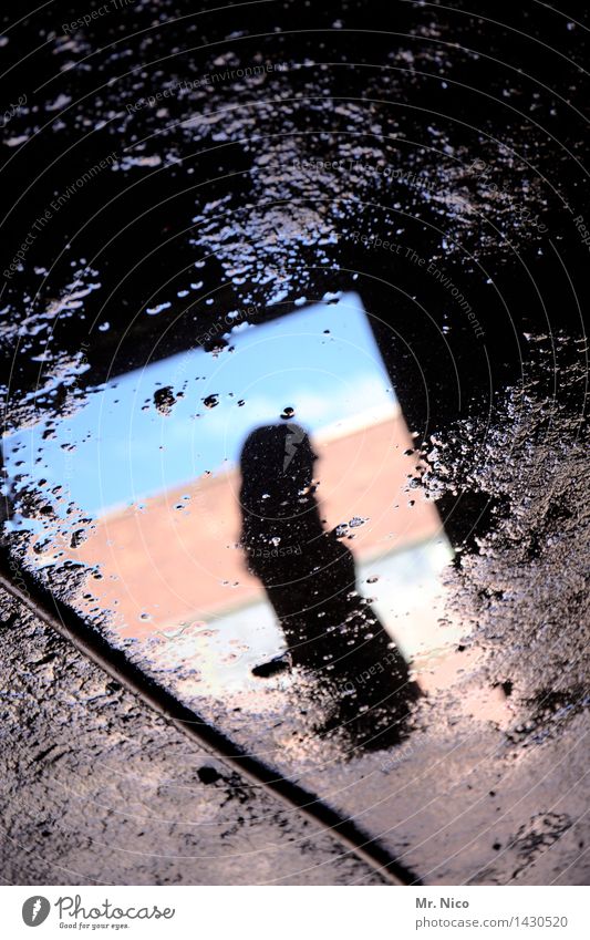 ölbild feminin dreckig dunkel schwarz hell-blau Streifen ölig Ölfleck Bodenbelag Fuge Pfütze Industrieanlage Erdöl Eingang Lichteinfall Bodenplatten schmierig