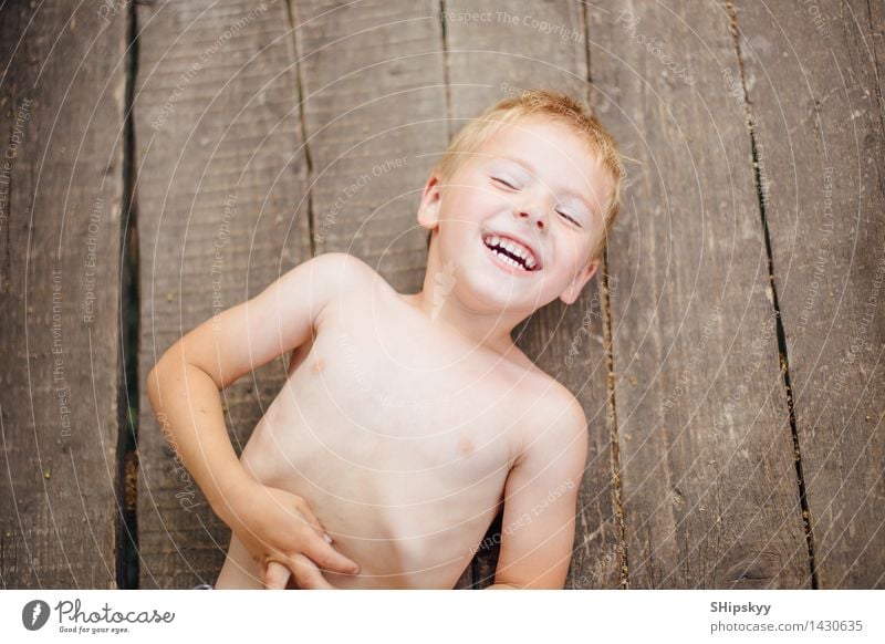 Kleiner Junge, der aus den Grund und vom Lächeln liegt Kind Körper Haut Kopf Haare & Frisuren Gesicht Auge Ohr Nase Mund Lippen Zähne 1 Mensch 3-8 Jahre