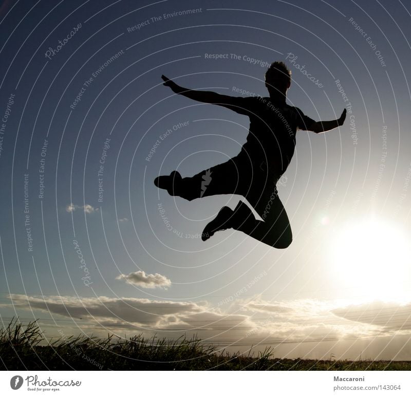 Federleicht Freude Körper Freiheit Tanzen Luftverkehr maskulin Jugendliche 1 Mensch 18-30 Jahre Erwachsene Himmel Wolken Gras fliegen lachen springen frei hoch