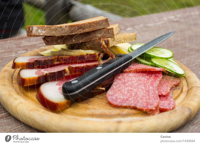 Brotzeit I Lebensmittel Fleisch Wurstwaren Gemüse Mittagessen Vesper Messer lecker Salami Gurkenscheibe Speck Käse Käsebrot Appetit & Hunger wandern herzhaft