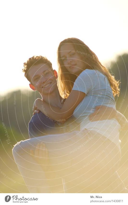 auf den arm nehmen Lifestyle Sommer Junge Frau Jugendliche Junger Mann Paar Partner 2 Mensch Umwelt Natur Mode kurzhaarig langhaarig festhalten Lächeln lachen