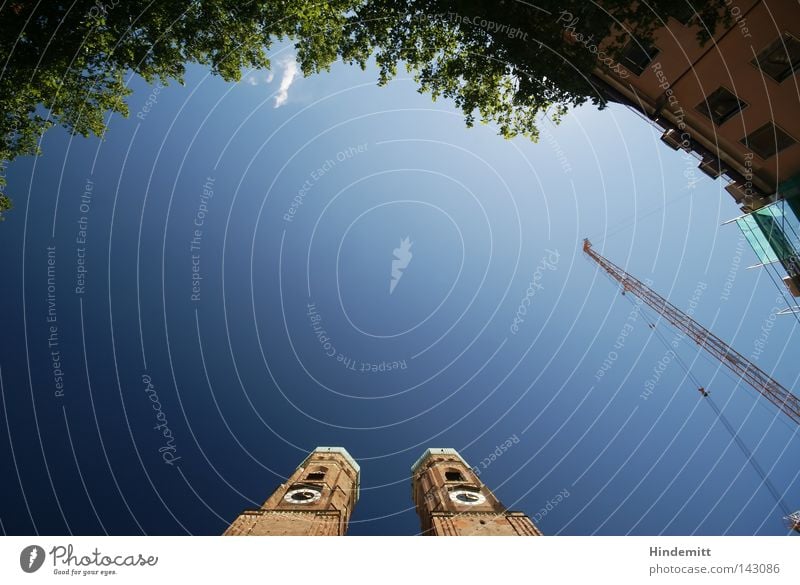 LOKALKOLORIT | Dom zu Unserer Lieben Frau Religion & Glaube Kirche Frauenkirche München Kirchturm Turm Kran Wolken Haus Baum Geäst Zweige u. Äste Blatt grün