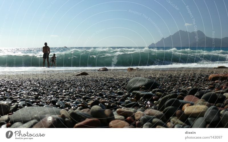 Noch´n Tag am Meer Ferien & Urlaub & Reisen Strand Wellen Schwimmen & Baden Kies Brandung Küste Korsika Porto Erholung Himmel blau Mann Kind Vater Sohn Freude