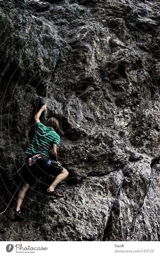 hang on II Bergsteigen Bergsteiger Felsen Mann Stein steinig Freeclimbing abwärts unten abseilen Seil Kletterseil Gürtel Absicherung retten Dach Wolken Baum