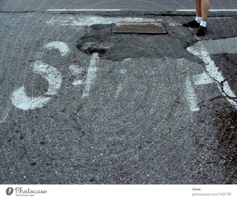 Ausgebremste Tennissocke Beine Fuß Verkehrswege Straße Strümpfe Metall Schriftzeichen dunkel fantastisch kaputt grau Farbe stoppen Vorfahrt offen