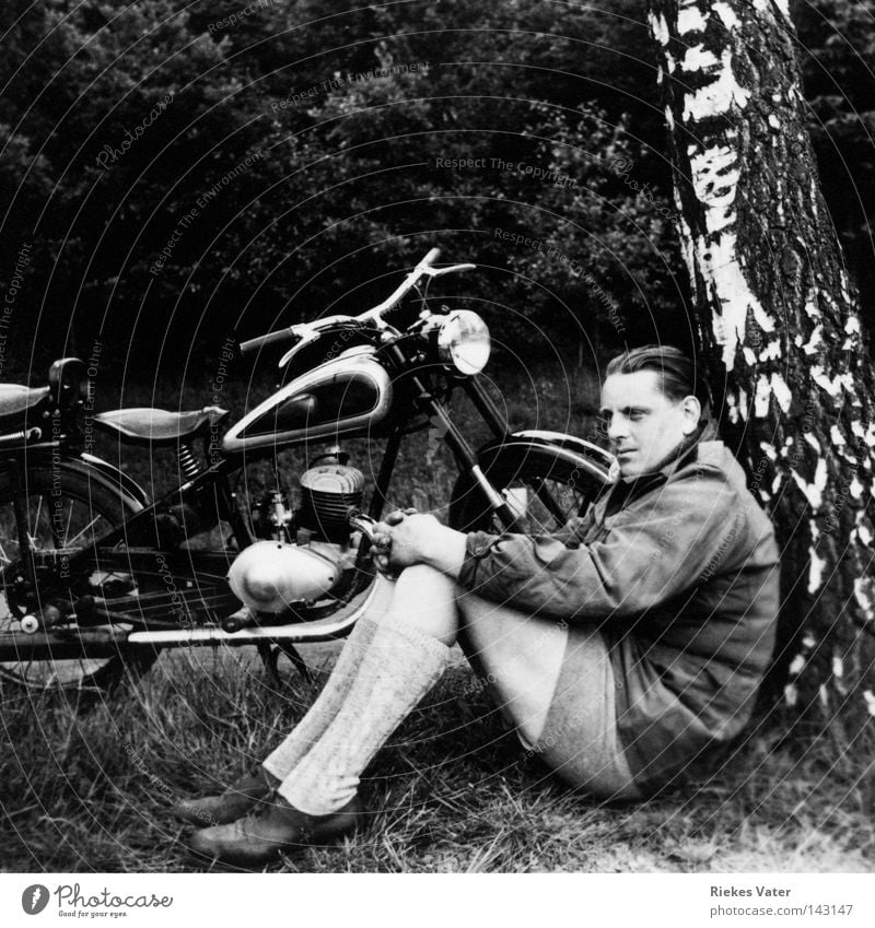 Erinnerung Mann Motorrad Baum Pause Beginn Hoffnung Zukunft stark Notfall Ziel Lebensziel Ferien & Urlaub & Reisen Erfolg attraktiv träumen Krise 1949