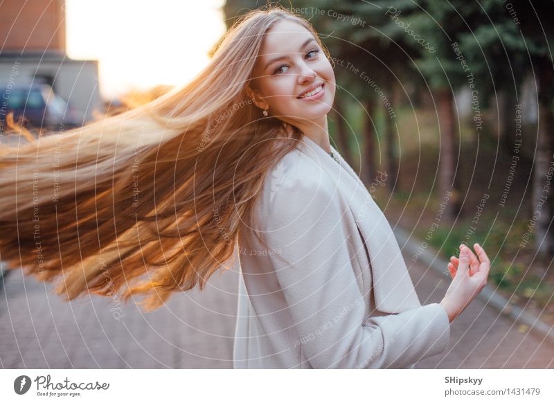 Mädchen mit dem sehr langen Haar, das auf dem Sonnenunterganghintergrund steht Körper Mensch Junge Frau Jugendliche Weiblicher Senior Schwester Kopf