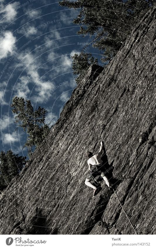 spiderman Bergsteigen Bergsteiger Felsen Mann Stein steinig Freeclimbing abwärts unten abseilen Seil Kletterseil Gürtel Absicherung retten Blatt Dach Wolken