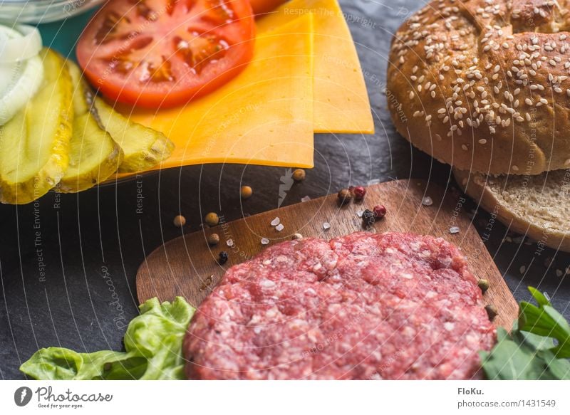 Burger Time Lebensmittel Fleisch Käse Gemüse Salat Salatbeilage Teigwaren Backwaren Brötchen Kräuter & Gewürze Ernährung Mittagessen Fastfood Koch Küche frisch