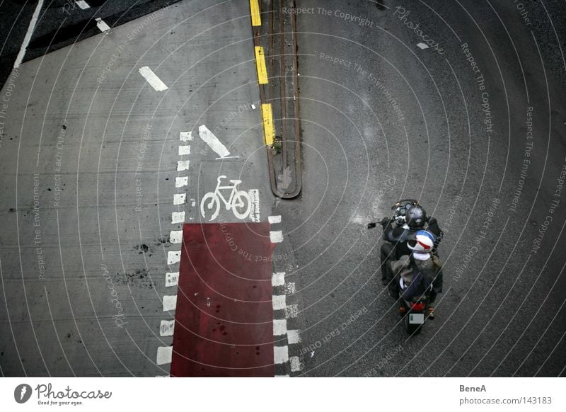 Twosome Riders Motorrad Kleinmotorrad Straße Beton Asphalt Vogelperspektive Fahrbahn Spuren Fahrradweg Schilder & Markierungen Fahrbahnmarkierung Linie Stadt