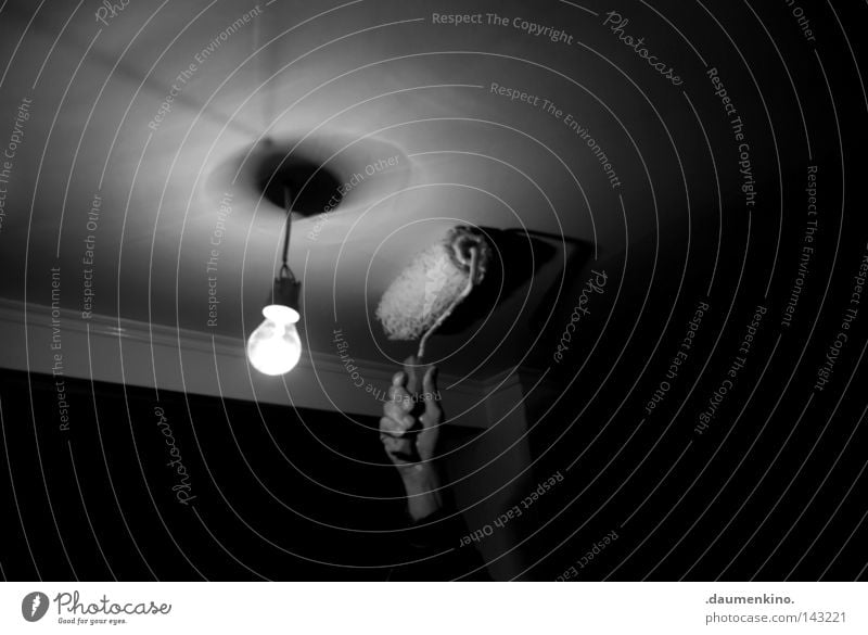 schwarzmalen Licht Wand Arbeit & Erwerbstätigkeit Hand Glühbirne Lampe Elektrizität glühen weiß Anstrich Raum Finger löschen neutral Vergänglichkeit Handwerk