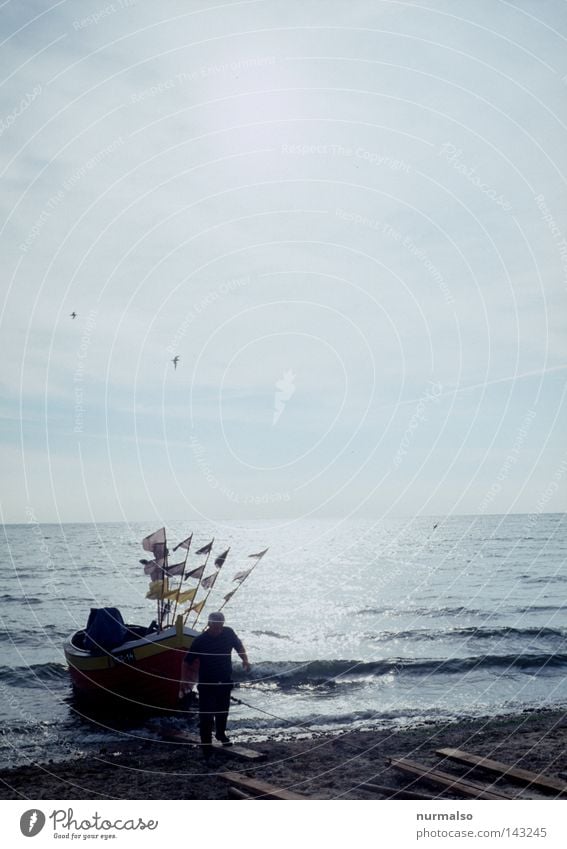 Fischermorgen Ostsee Strand Wasserfahrzeug Fahne polnisch Polen Bucht Sand Möwe Arbeit & Erwerbstätigkeit Frühaufsteher Luft Salz Kochsalz frisch Horizont Osten