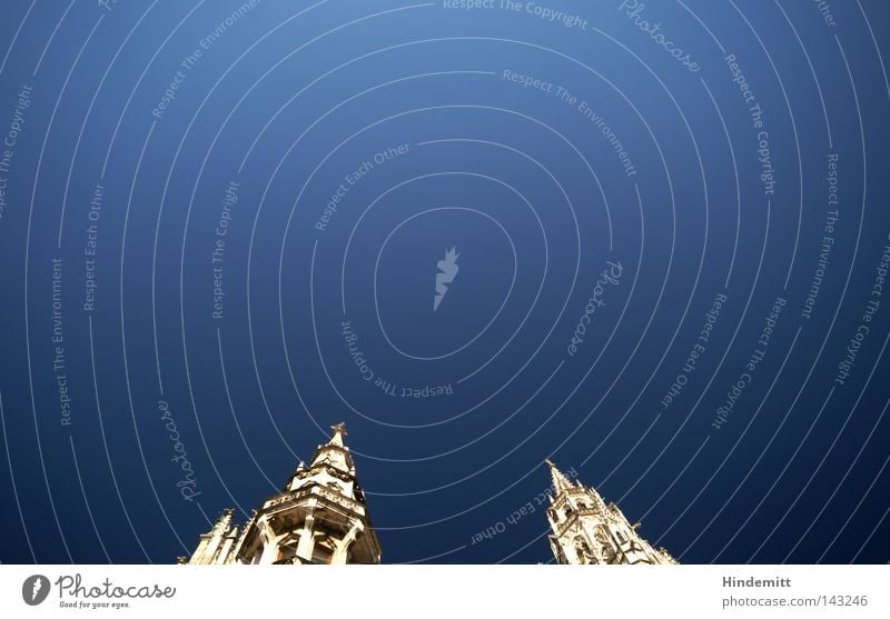 LOKALKOLORIT | Ohne Glockenspiel Rathaus München Spitze Turm Neogotik Gotik blau weiß hell Kalkstein aufwärts hoch oben Oberbayern Bayern Himmel Klarheit