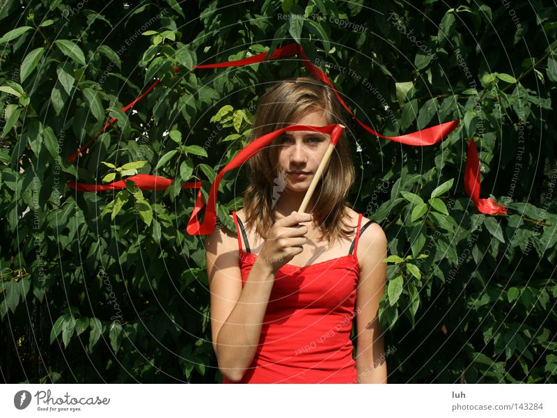 simm sala bimm Gesicht Sommer Frau Erwachsene Blatt Schleife saftig grün rot Zauberei u. Magie Hexe Zauberstab Sträucher Hecke braun brünett Porträt Portrait