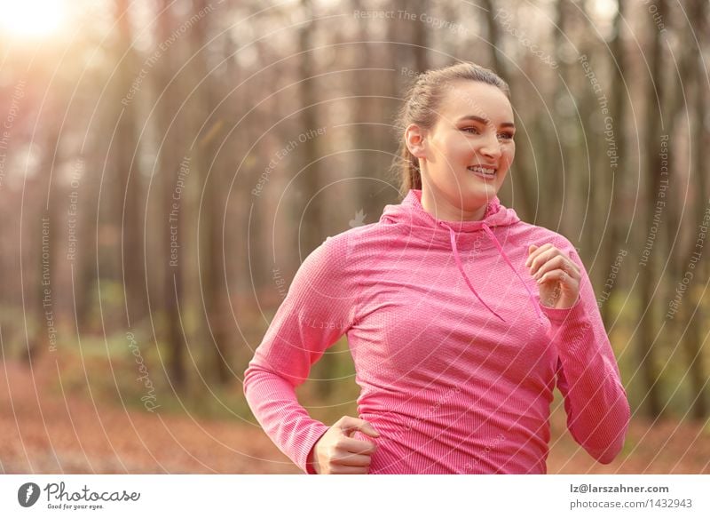 Junge Frau des hübschen Sitzes, die im Waldland rüttelt Diät Lifestyle Körper Gesicht Sport Joggen Erwachsene Natur Herbst brünett Fitness Lächeln frisch