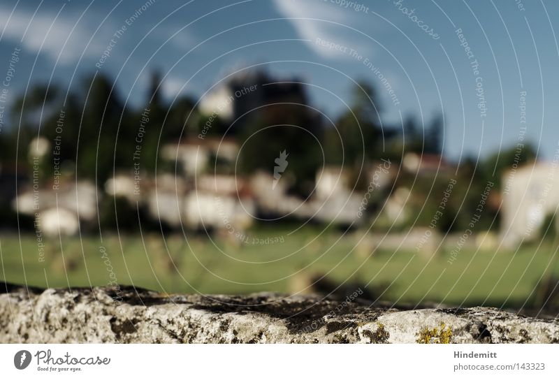 Montardier Frankreich Cévennes Hochebene Mauer Wiese Burg oder Schloss Dorf Festung Moos Kalkstein Himmel Wolken blau weiß grün Unschärfe Strohballen Heuballen