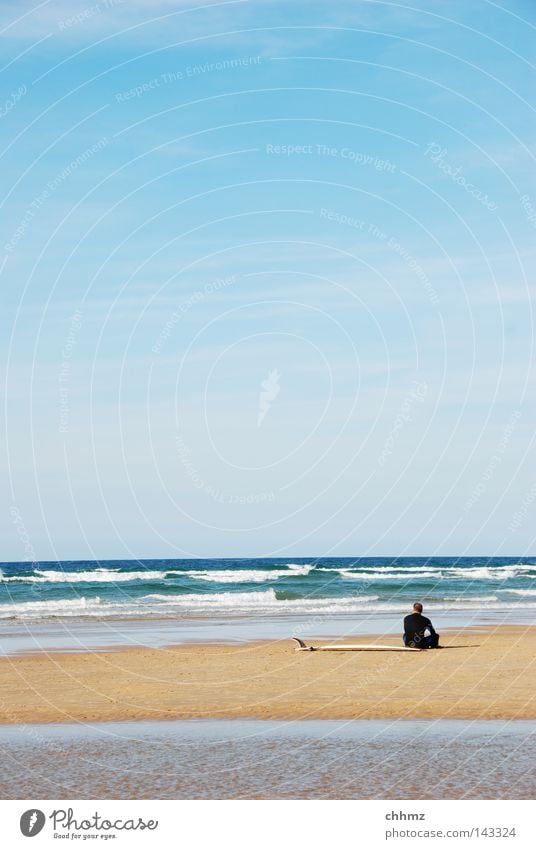 Mal gucken Surfen Surfbrett Meer See warten Brandung Wasser Wellen Strand Sommer Einsamkeit sitzen Ferne Blick Pause Erholung genießen Landzunge Neopren