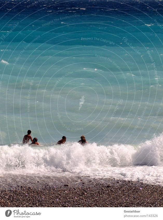 da waren es nur noch vier Meer Cote d'Azur Frankreich Nizza Wellen Wellengang Tourist Tourismus Erholung genießen Schaum Gischt spritzen Meerwasser Farbverlauf