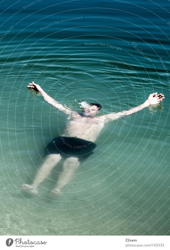 der is scho tot - nur z faul zum umfoin Wellen Sommer frisch Flüssigkeit Mann maskulin Im Wasser treiben Hose Verlauf grün Kraft ruhig Erholung Wasserleiche