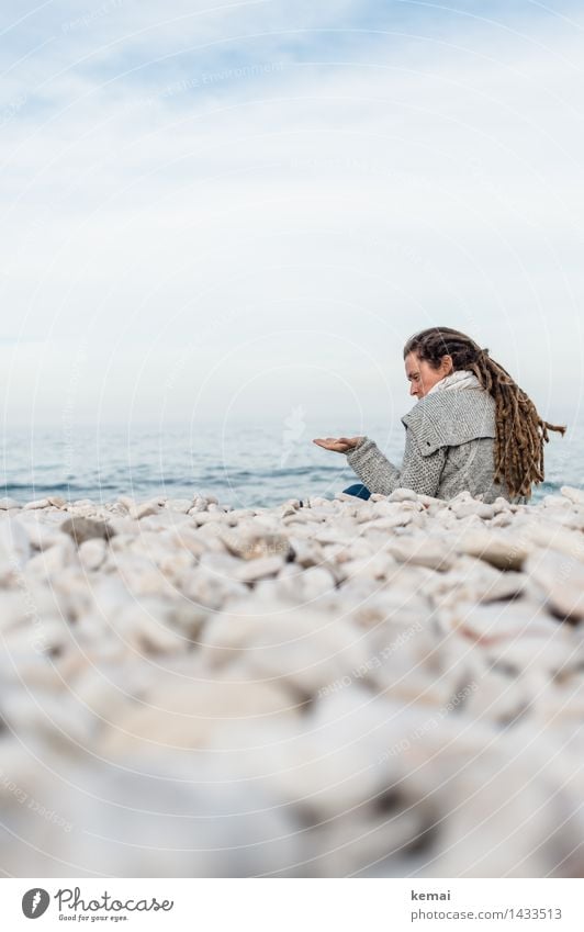 Steine fühlen Freizeit & Hobby Ferien & Urlaub & Reisen Abenteuer Freiheit Strand Meer Mensch feminin Frau Erwachsene Leben Kopf Haare & Frisuren 1 30-45 Jahre