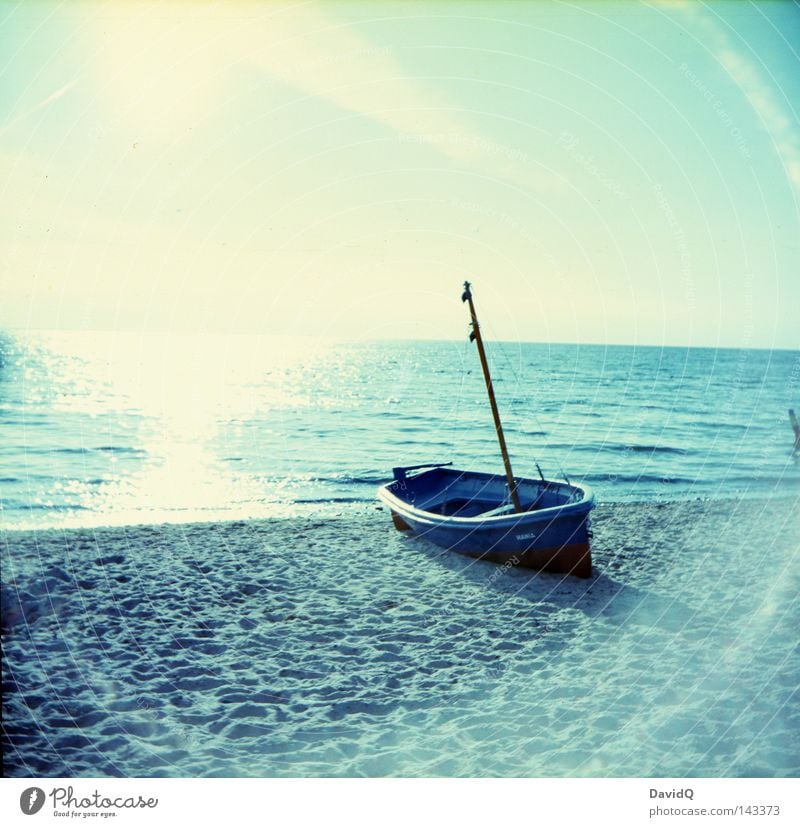 gestrandet Meer Gewässer Strand Sandstrand Badestelle Küste Wolken Horizont Sommer Wasserfahrzeug Fischerboot Licht Strahlung Lomografie Ostsee Kahn Angeln