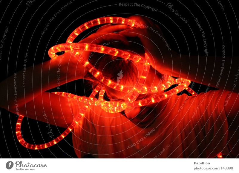 confused Beleuchtung Licht Lichterkette Wahnsinn durcheinander verrückt rot Kopf Gehirn u. Nerven Schmerz Angst Symbole & Metaphern bildlich Ende beenden