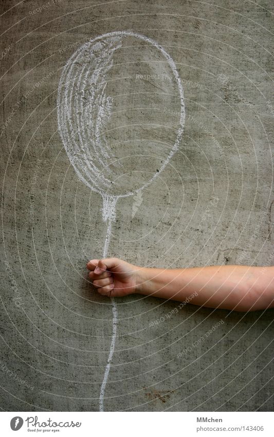 Balloon Kreide Wand Beton Mauer gezeichnet Gemälde Arme greifen festhalten Hand Finger weiß grau Luftballon blasen Atem fliegen Seil Schnur Linie Strichmännchen