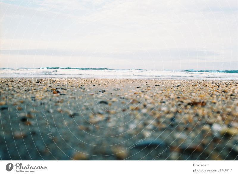 Meer oder Himmel oder beides oder gar nichts. Kieselsteine Sand Ebbe Filmindustrie 35mm olympus om-2s