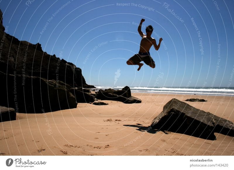 I DID IT :D Strand Meer Mann schwarz Erholung Körperhaltung Aktion Portugal Alentejo springen Freude seaside Sand Himmel boy Felsen Stein blau run arrifana feel