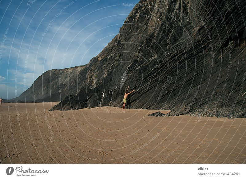 Mann Meer Strand Ferien & Urlaub & Reisen Sand braun Sonne Felsen nackt Erholung Himmel blau Wolken schwarz strecken Arme Körper Blei Klettern sportlich Sport