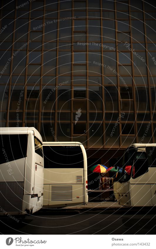 Marktlücke Palermo Sizilien Italien Straße weiß Bus Reisebus Linienbus leer Buden u. Stände Marktstand Sonnenschirm Schirm mehrfarbig Regenbogen Fassade