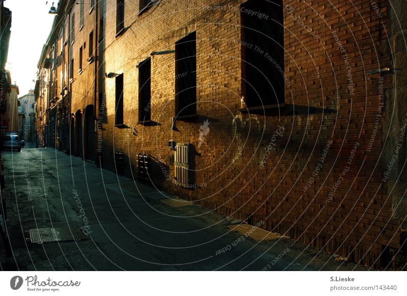 bella Italia Mauer Haus Licht Gasse Verkehrswege Straße Sonne Schatten Einsamkeit