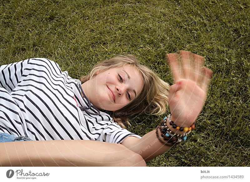 Winke, winke... feminin Junge Frau Jugendliche Familie & Verwandtschaft Natur Frühling Sommer Wiese Freude Glück Fröhlichkeit Zufriedenheit Lebensfreude