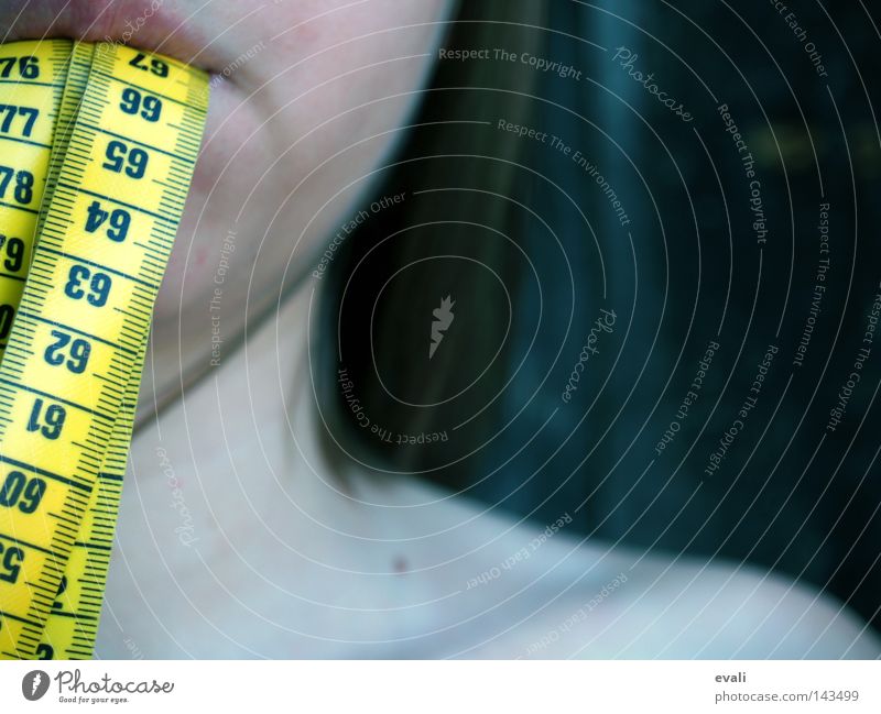 Don't look at me III Mädchen Frau Trauer Maßband gelb woman face unhappy sad Traurigkeit measuring tape eyes bleich