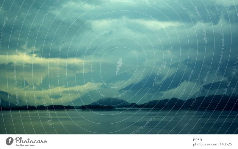 Wolkenberge See Wasser Wellen Blauton Gewitter Leidenschaft Sturm Küste Seeufer Baum Insel Berge u. Gebirge Hügel Landschaftsformen dunkel Regen Apokalypse