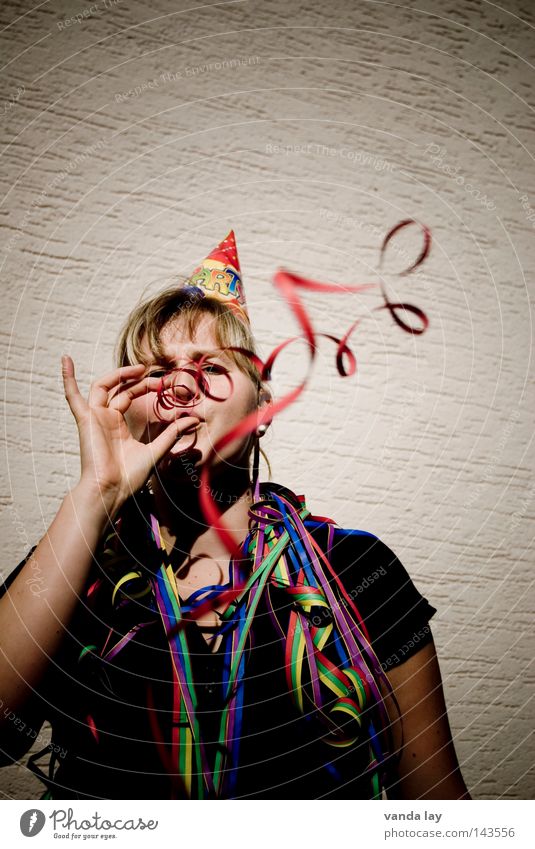 ...bis hinter Wuppertal... Party Geburtstag Feste & Feiern Luftschlangen Hut blasen Freude Frau blond Karneval jek Leben Laune gut Musik Silvester u. Neujahr